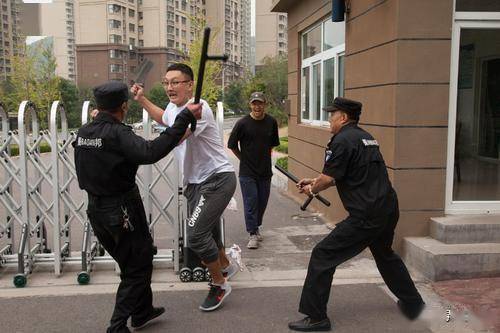 民警面对人质危机，权衡正义与人性的一刻民警怕误伤嫌犯母亲未开枪犯法吗